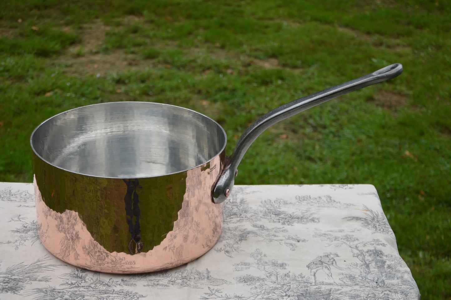 Refurbished Mauviel Copper Pot: 28cm Hammered Saucepan, Cast Iron Handle. 3mm