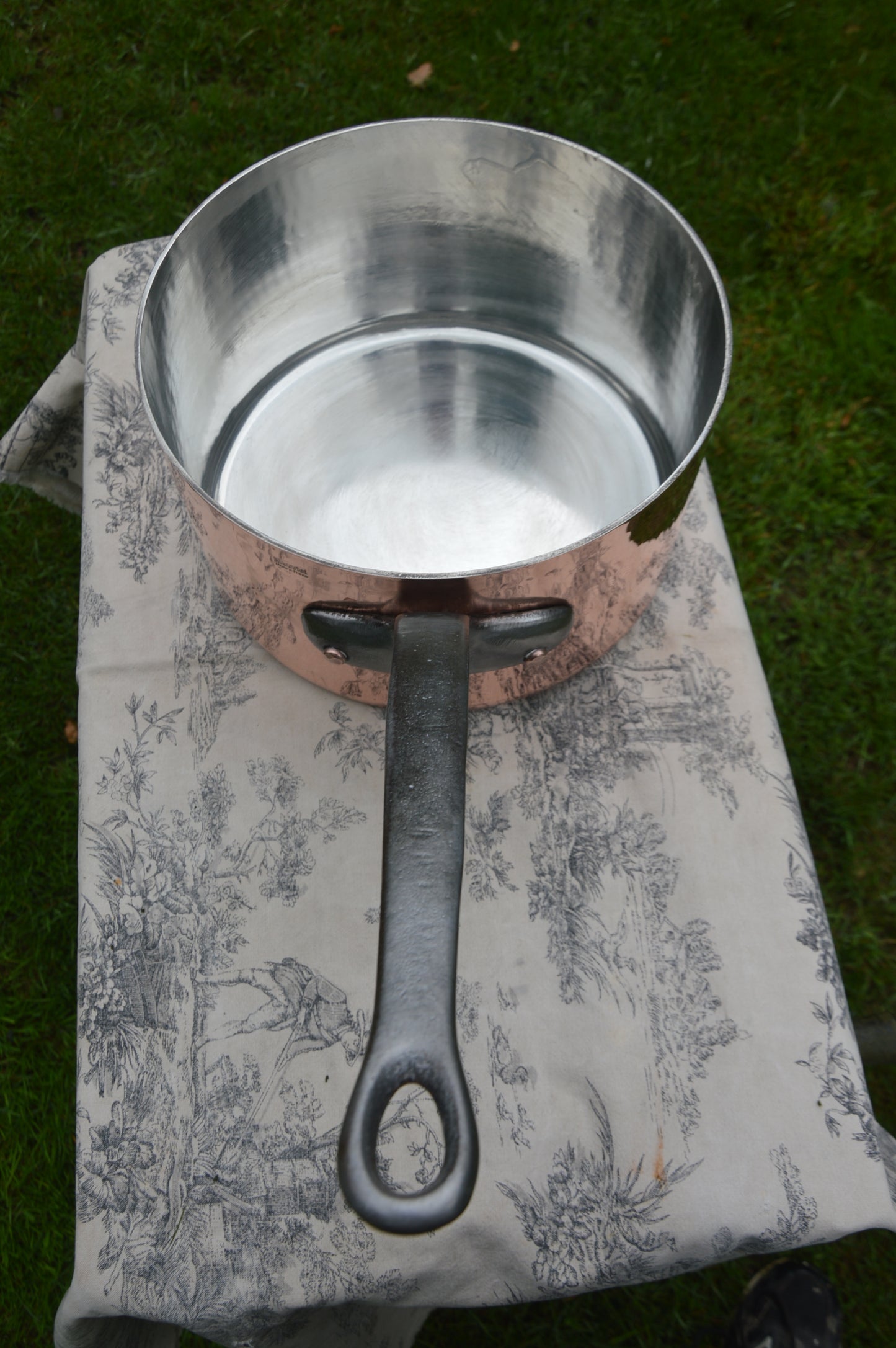 Refurbished Mauviel Copper Pot: 28cm Hammered Saucepan, Cast Iron Handle. 3mm