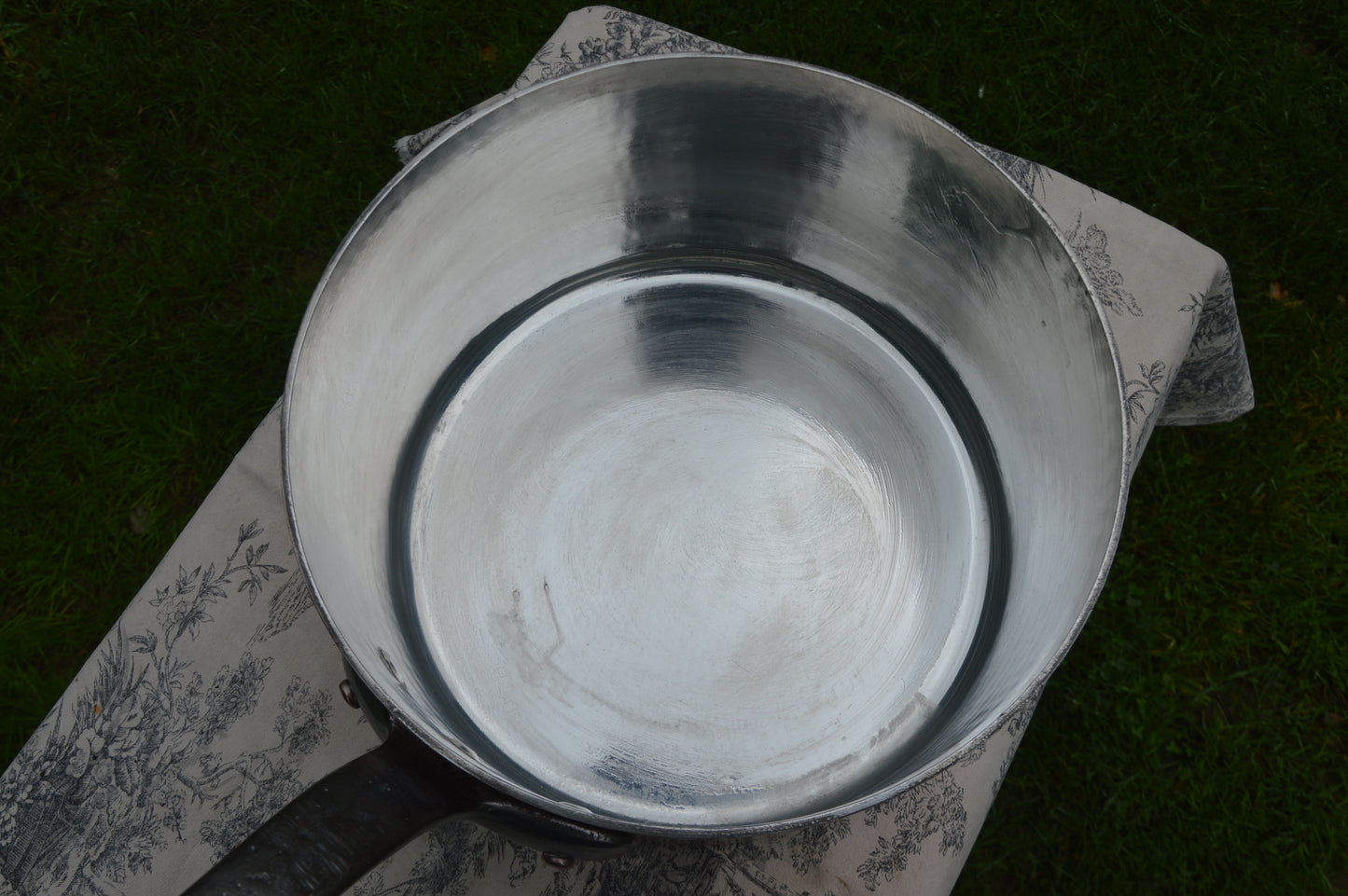 Refurbished Mauviel Copper Pot: 28cm Hammered Saucepan, Cast Iron Handle. 3mm