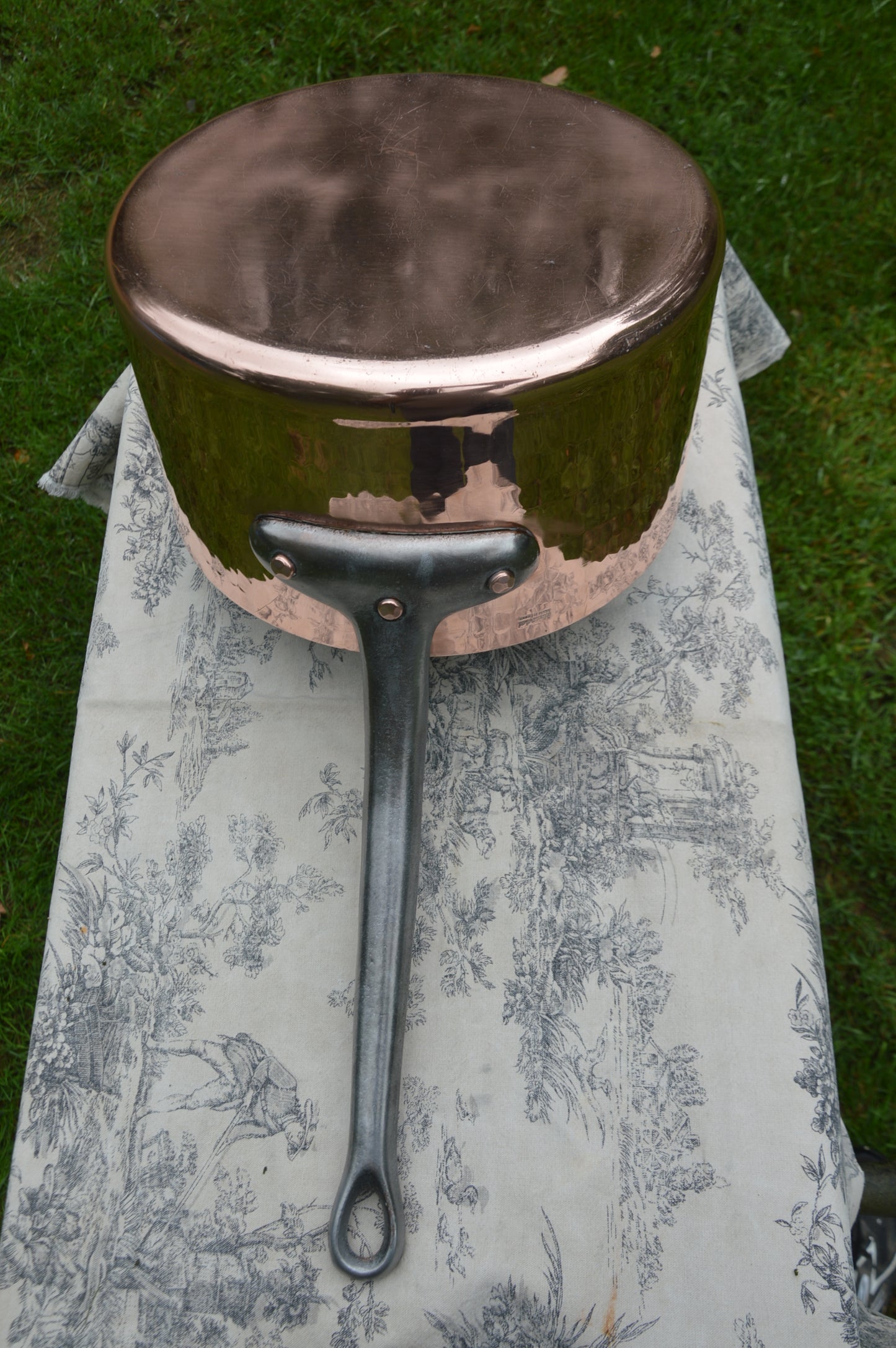 Refurbished Mauviel Copper Pot: 28cm Hammered Saucepan, Cast Iron Handle. 3mm