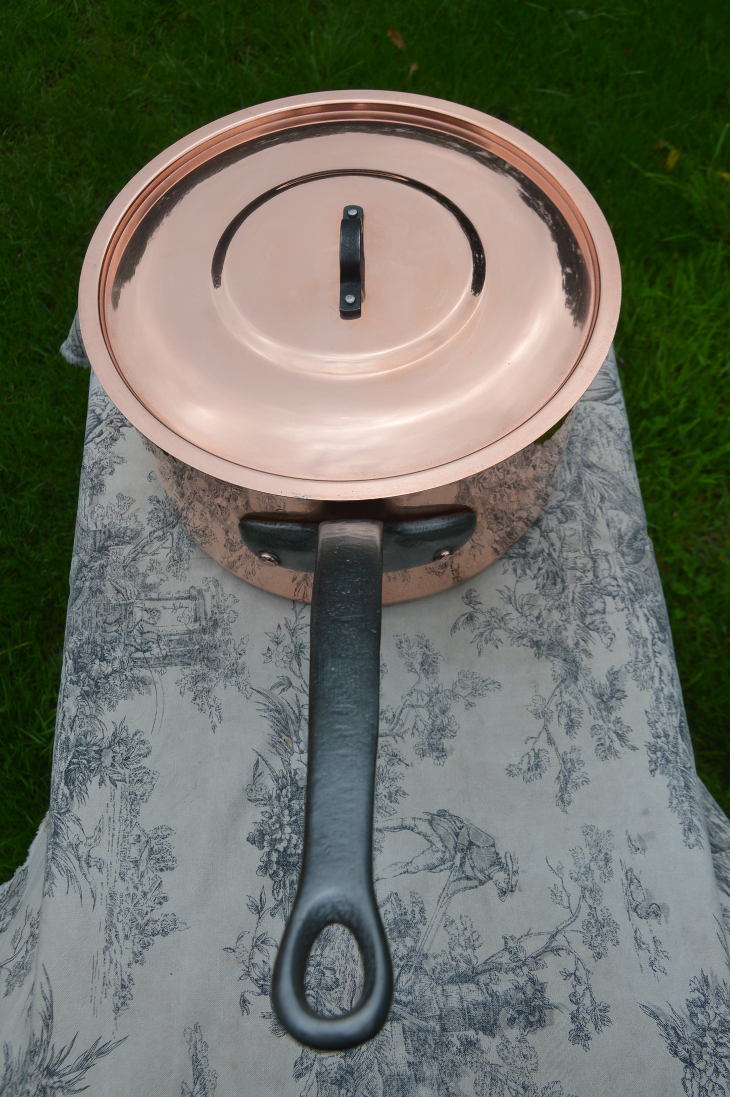 Refurbished Mauviel Copper Pot: 28cm Hammered Saucepan, Cast Iron Handle. 3mm
