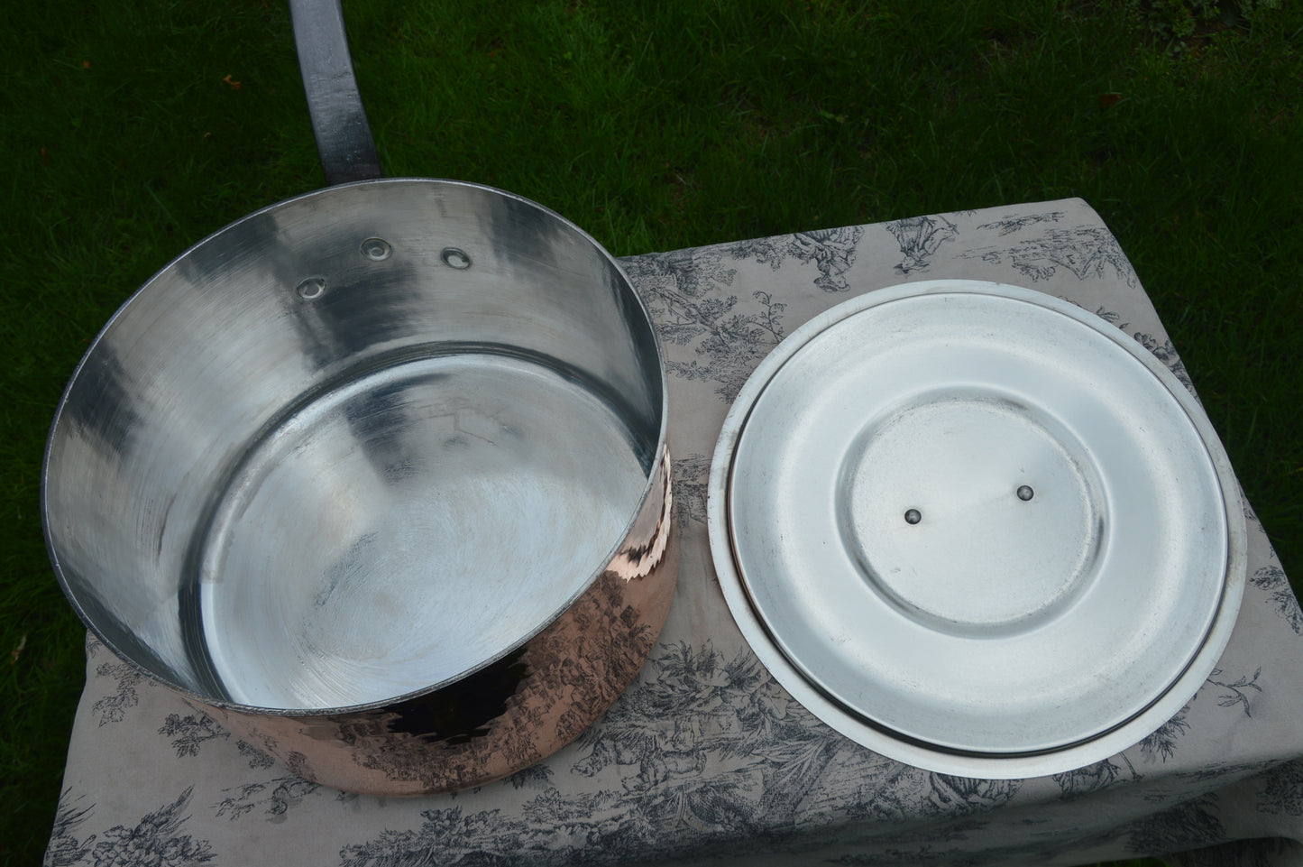 Refurbished Mauviel Copper Pot: 28cm Hammered Saucepan, Cast Iron Handle. 3mm