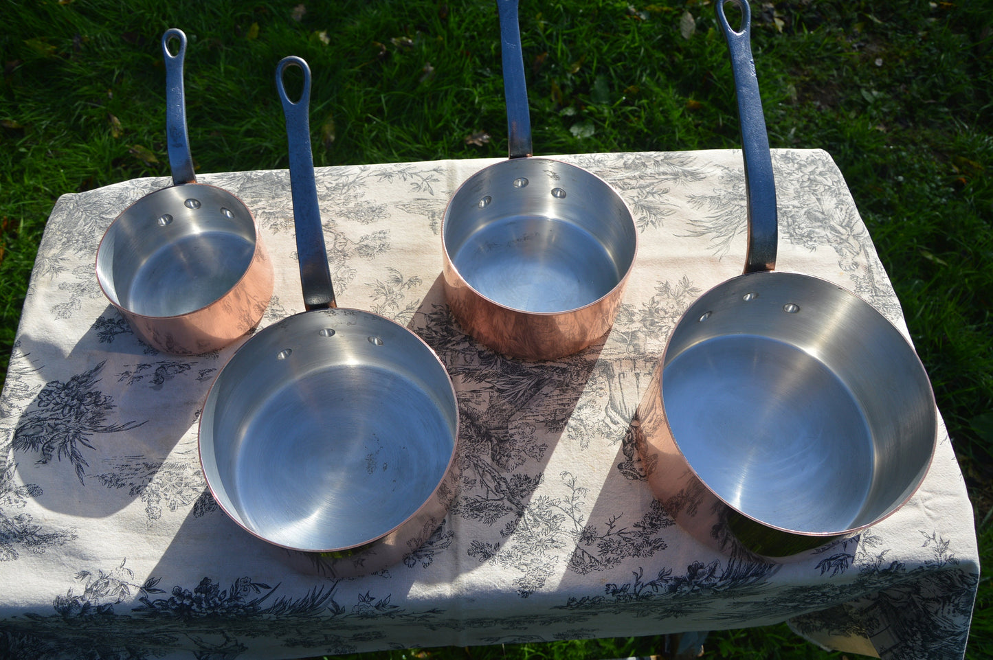 Poêles en cuivre Quatre poêles en cuivre vintage doublées d'aluminium exceptionnelles Français 1,7-1,9 mm 4,1 kilos 9lbs 3,6 oz doublures en aluminium de cuivre de qualité