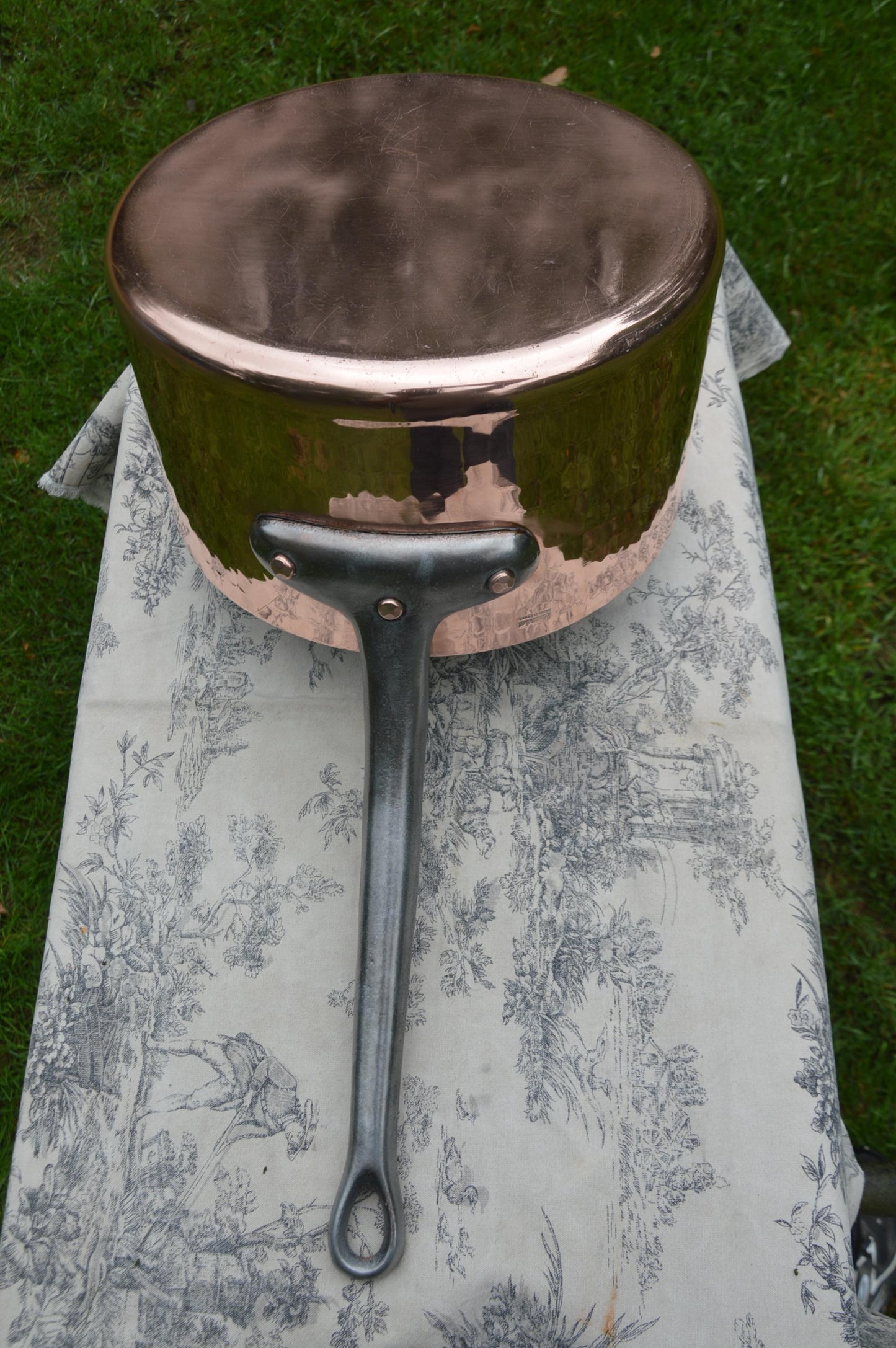 Refurbished Mauviel Copper Pot: 28cm Hammered Saucepan, Cast Iron Handle. 3mm