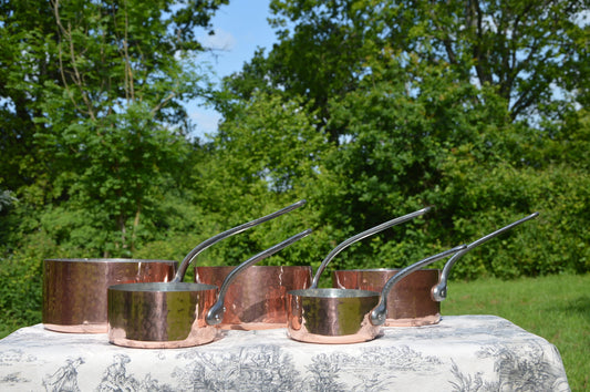 Poêles en cuivre vintage 1,7-1,9 mm Ensemble cinq casseroles en cuivre françaises graduées Poignées en fonte de qualité 12 cm-20 cm Excellent état d’usine