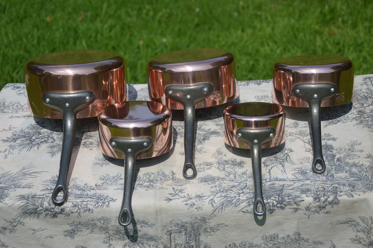 Copper Pans Les Cuivres de Faucogney Set of Five Vintage French Copper Lightweight Graduated Pans Cast Iron Handles 10-18cm Set