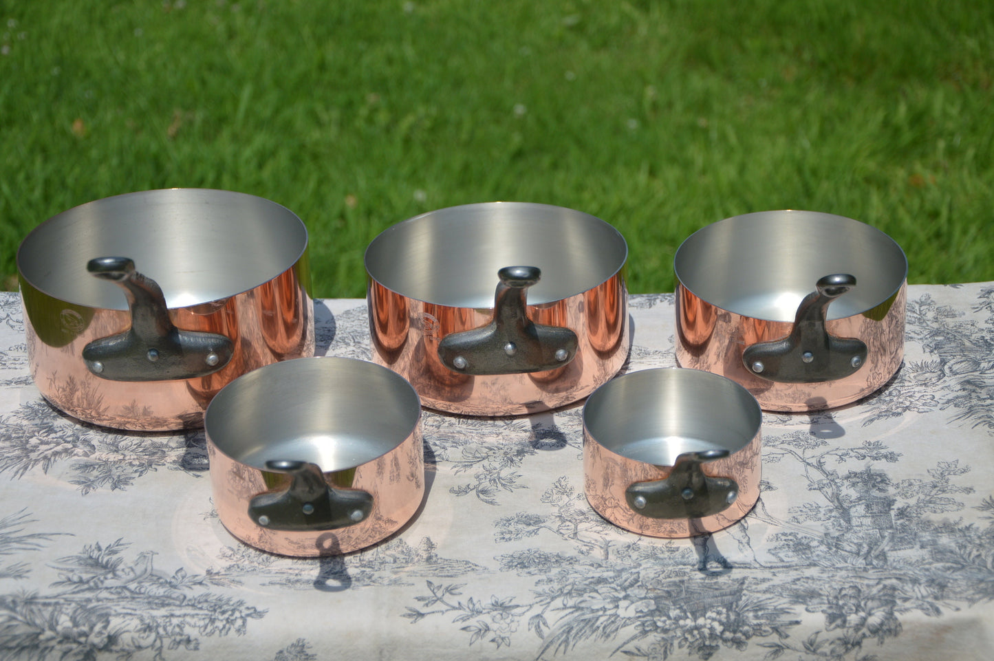 Copper Pans Les Cuivres de Faucogney Set of Five Vintage French Copper Lightweight Graduated Pans Cast Iron Handles 10-18cm Set