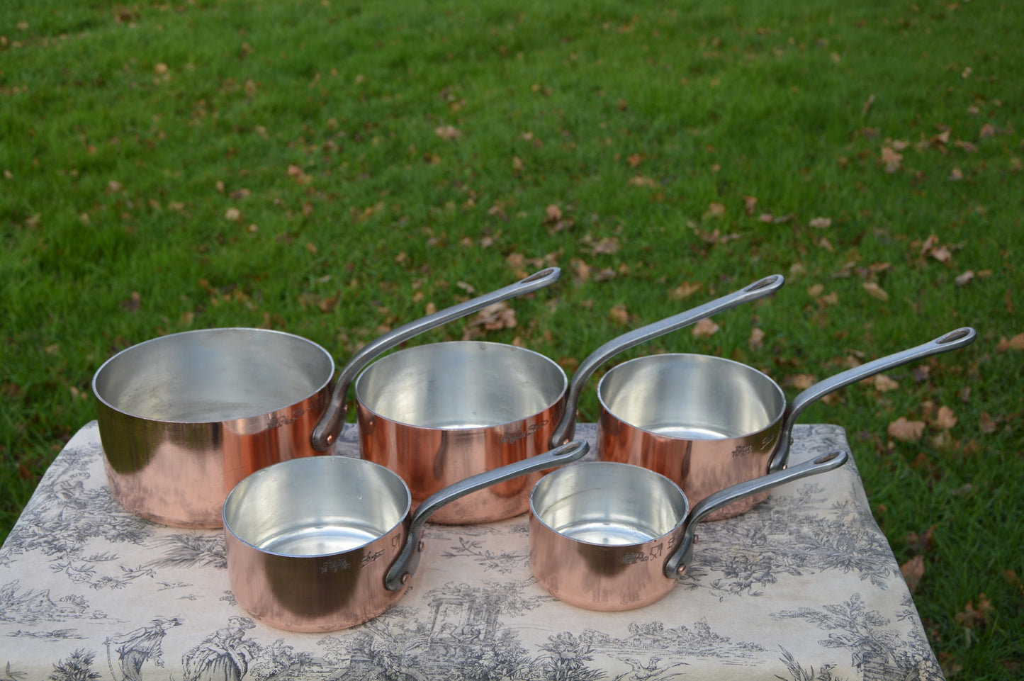 PIERRE VERGNES Cuivre Casseroles 5 2-2.1mm vintage Français Nouvel Ensemble Essuyé À La Main Cinq Gradués Français vintage 6,8kilos Martelé 12cm-20cm Magnifique!