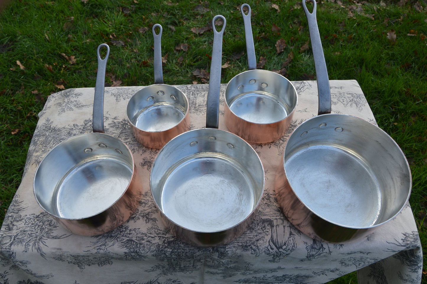 PIERRE VERGNES Cuivre Casseroles 5 2-2.1mm vintage Français Nouvel Ensemble Essuyé À La Main Cinq Gradués Français vintage 6,8kilos Martelé 12cm-20cm Magnifique!