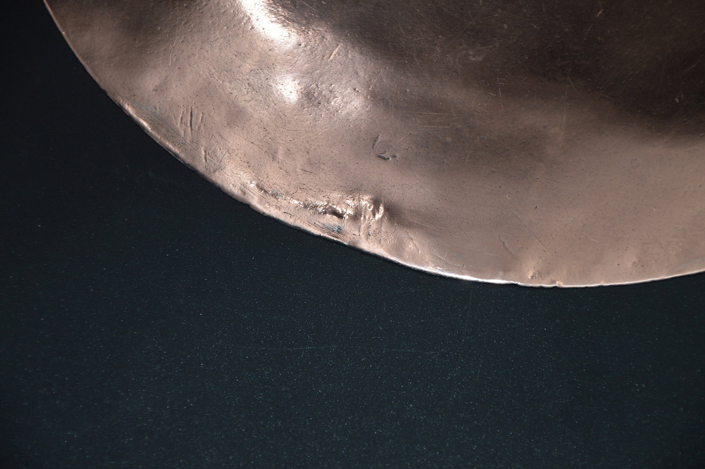 Stick Lid Antique Français Cuivre martelé 23,7 cm 9 1/4 « Nouvelle étain 748 grammes 1lb 10,4 oz Splash Lid Cuivre Rivets Poignée en fer forgé