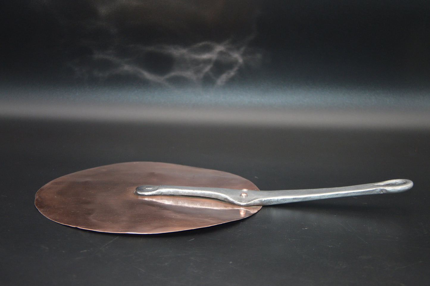 Stick Lid Antique Français Cuivre martelé 23,7 cm 9 1/4 « Nouvelle étain 748 grammes 1lb 10,4 oz Splash Lid Cuivre Rivets Poignée en fer forgé