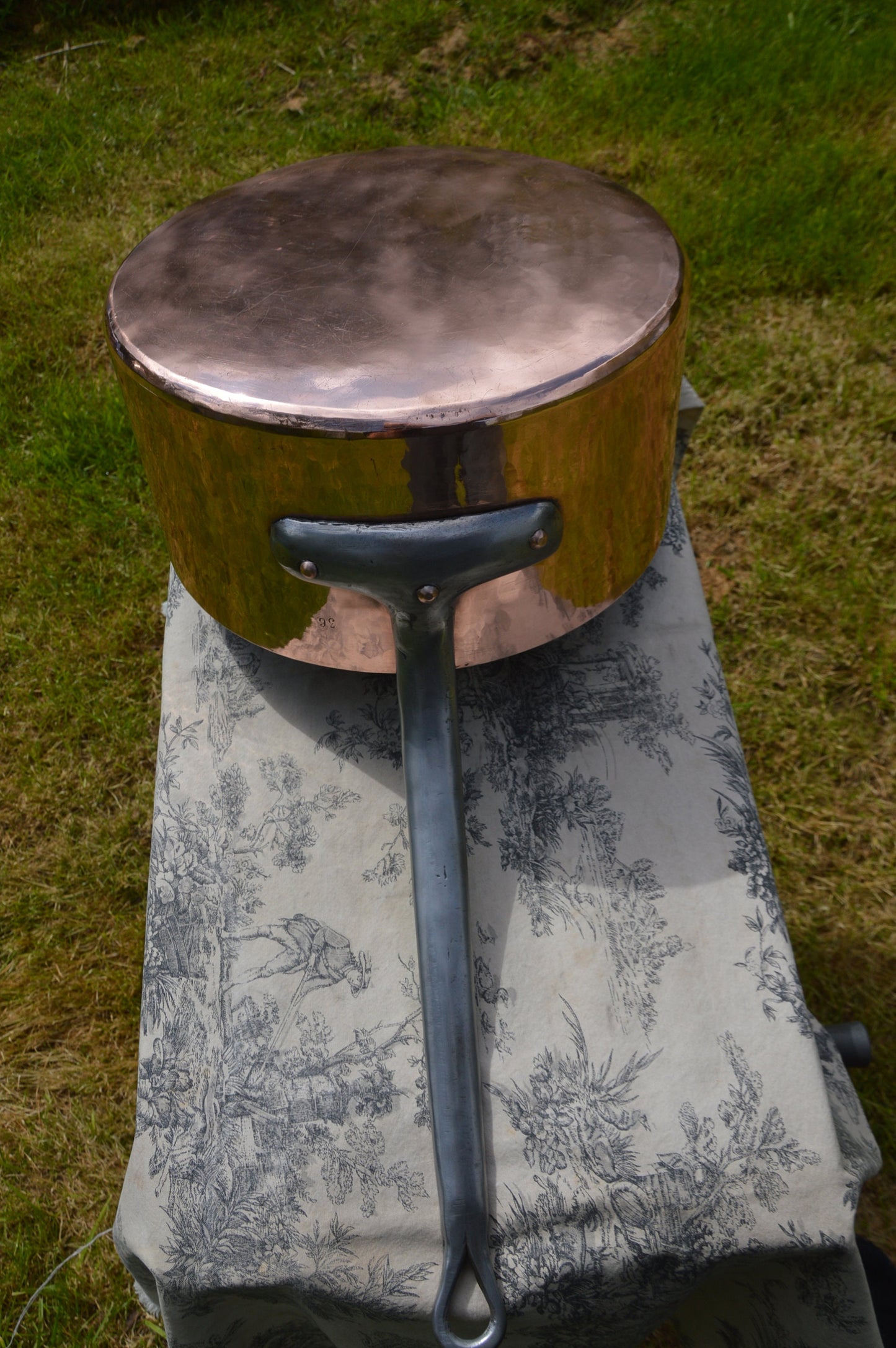 Casserole en cuivre massif de 1,8 mm 36 cm 14 1/8" Nouvelle casserole professionnelle française vintage essuyée à la main avec poignée en fonte et rivets en cuivre Casserole